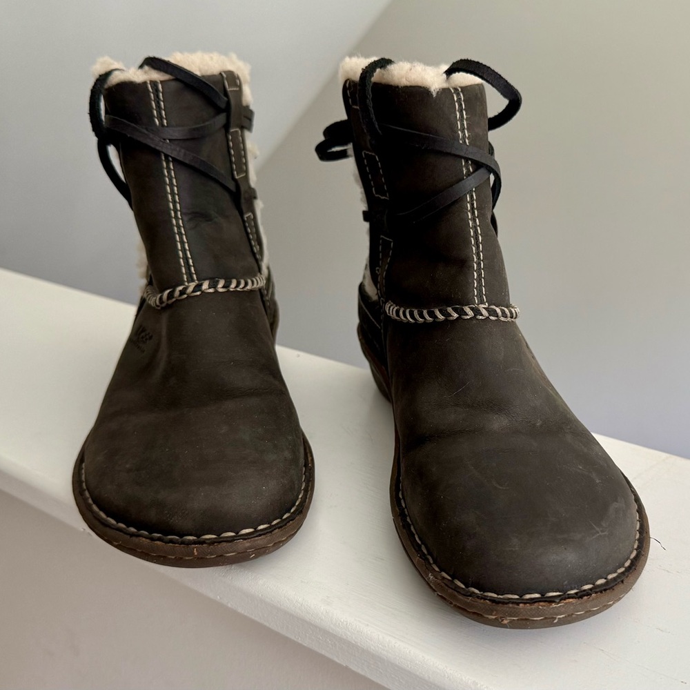 UGG Australia - Cove Genuine Sheepskin Lined Black Leather Boots